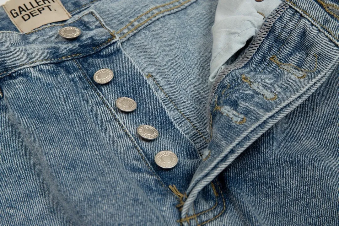 #8018 P246💰 GALLERY DEPT. LA Flared The first generation of Vintage spliced loose washed flared jeans - Original purchased and patterned to truly restore the ultimate texture of Vintage - Original hardware accessories, washed and other elevators, QR code analysis are all purchased from the original factory, high degree of restoration, you are welcome to compare with a certain product~ - Three-dimensional version Loose and comfortable, not picky about the figure, taller and slimmer, factory Seiko, original factory quality control, same style for men and women, can be matched with couples Versatile recommendation: must-have jeans for all seasons - Sizes: 28 30 32 34 36